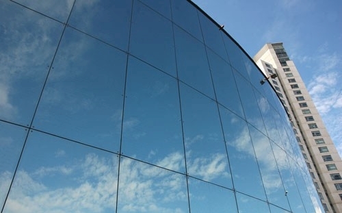 آشنایی با انواع مدل های شیشه ساختمانی و مزایای آن ها